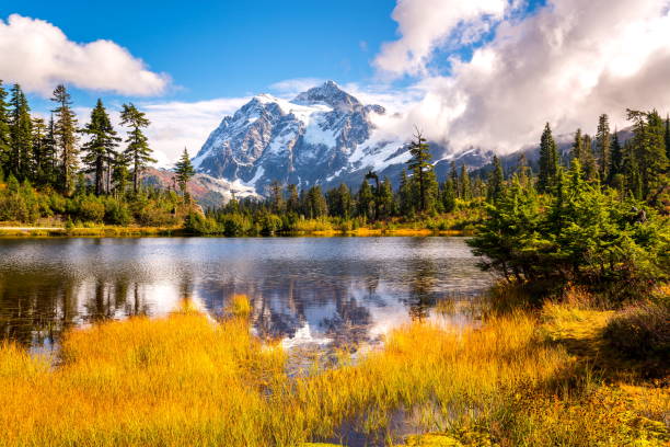 秋の色、ワシントン州の湖 mt.shuksan を画像します。 - ベーカー山 ストックフォトと画像