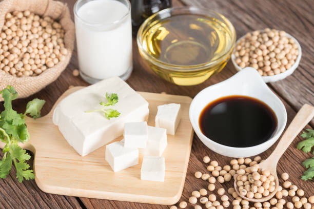 verschiedenen sojaprodukten mit soja-sauce, tofu, öl, soja und soja-milch. - soy products stock-fotos und bilder