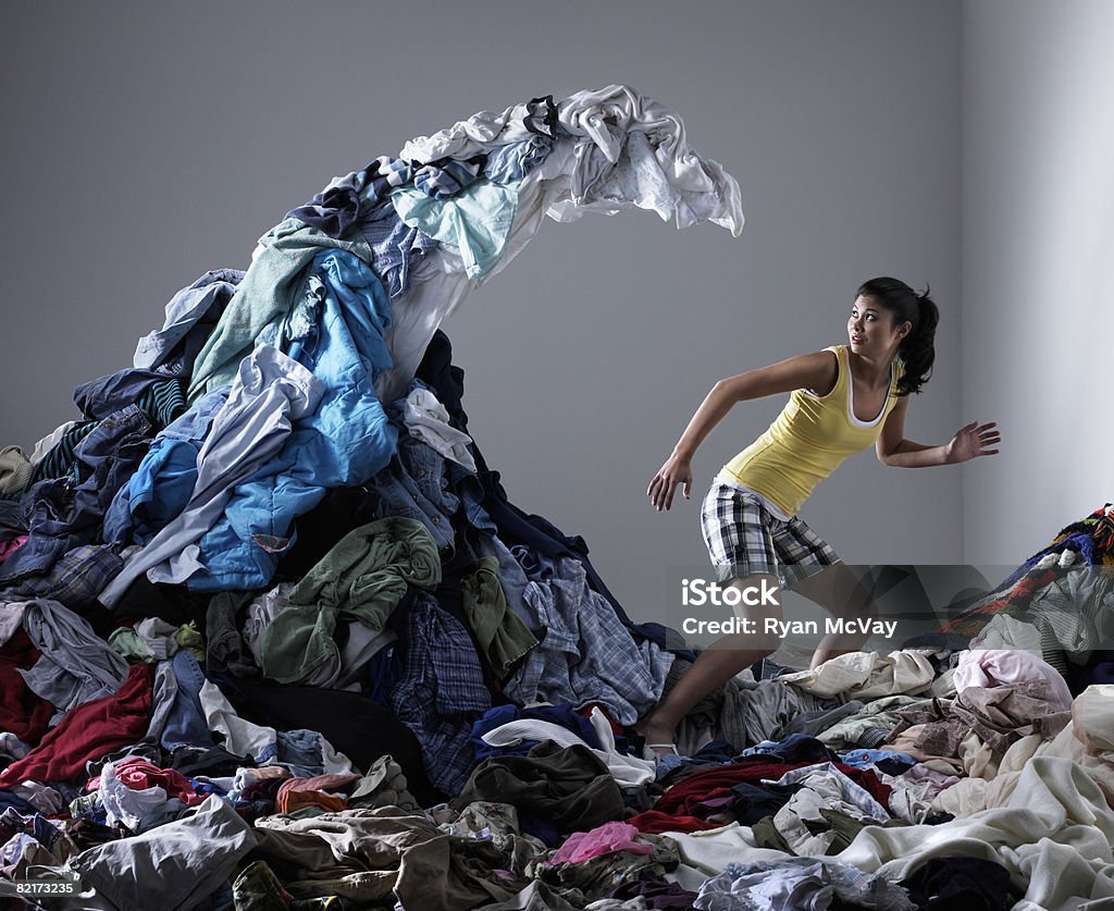 Mulher sob onda de lavanderia - Foto de stock de Lavar Roupas royalty-free