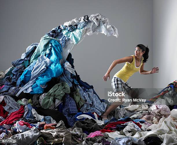 Foto de Mulher Sob Onda De Lavanderia e mais fotos de stock de Lavar Roupas - Lavar Roupas, Organização, Amontoamento