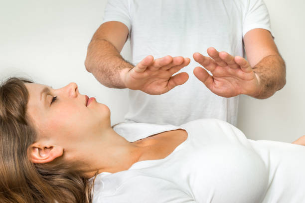 女性レイキヒー リング療法・代替医療 - reiki alternative therapy massaging women ストックフォトと画像