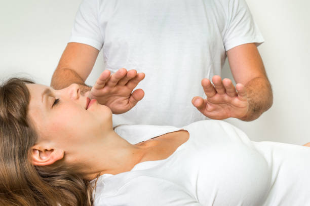 女性レイキヒー リング療法・代替医療 - reiki alternative therapy massaging women ストックフォトと画像