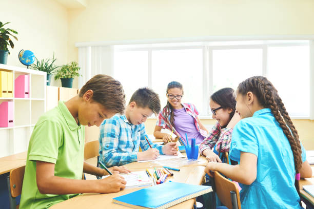 istock Children Drawing Together in School 821745402