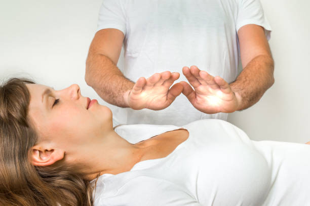 女性レイキヒー リング療法・代替医療 - reiki alternative therapy massaging women ストックフォトと画像