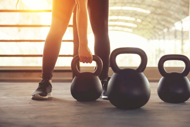 allenamento fitness con kettlebell in palestra sportiva. - kettle bell sport women muscular build foto e immagini stock