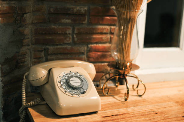 annata di telefono classico su tavolo di legno in caffè è l'attrezzatura tecnologia conversazione per le imprese - coral fungus foto e immagini stock