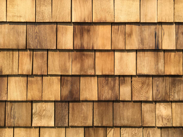 um plano de fundo do telhado recém instalado telhas de madeira de cedro. - siding wood shingle house wood - fotografias e filmes do acervo
