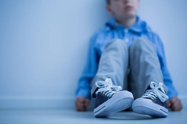 niño sentado en un piso - sadness teenager little boys depression fotografías e imágenes de stock