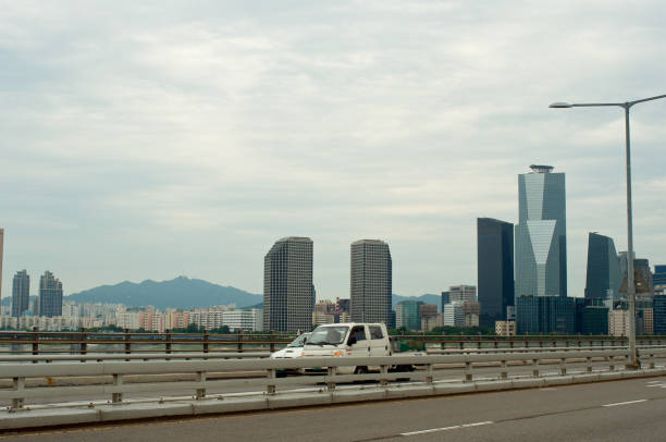 río hangang en seúl en verano en corea - hangang beach fotografías e imágenes de stock