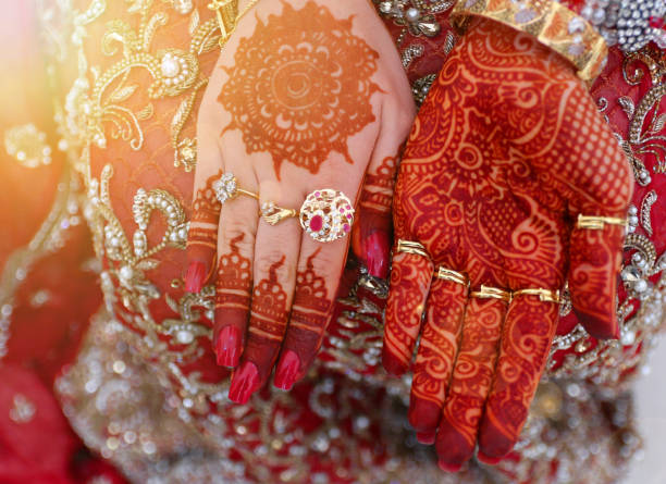 mains de mehndi - wedding indian culture pakistan henna tattoo photos et images de collection