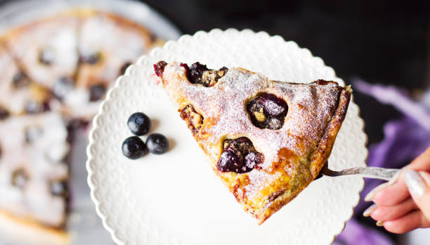 fetta di torta dolce al frutto da portata femminile - triangle human hand house home interior foto e immagini stock