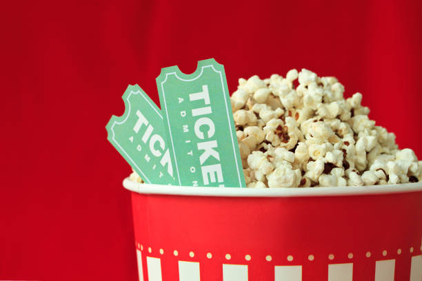popcorn-tasche und kinokarte auf rotem grund - fahrkarte oder eintrittskarte stock-fotos und bilder