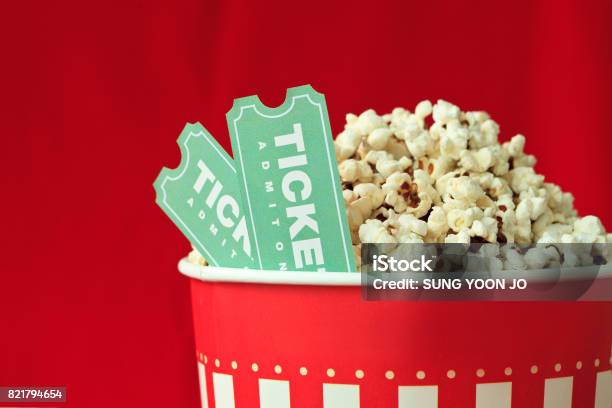 Popcorntasche Und Kinokarte Auf Rotem Grund Stockfoto und mehr Bilder von Kinokarte - Kinokarte, Popcorn, Filmindustrie