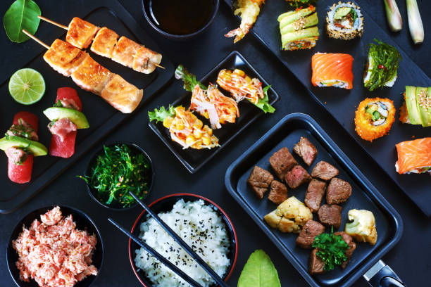 concept de dîner asiatique gastronomique. - prepared shrimp skewer rice prepared fish photos et images de collection