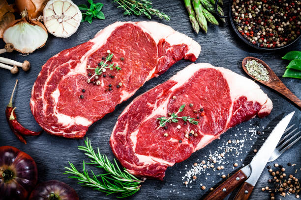 bistecca di manzo fresca cruda su sfondo scuro - steak meat raw beef foto e immagini stock
