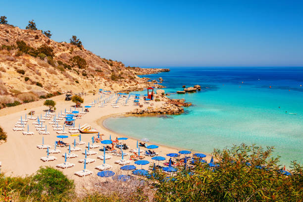 bellissimo paesaggio vicino alla spiaggia di nissi e cavo greco in ayia napa, isola di cipro, mar mediterraneo. incredibile mare verde blu e giornata di sole. - landscape sunny day sunlight foto e immagini stock