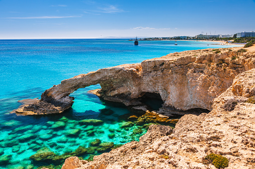 Arco de piedra natural hermosa cerca de Cavo Greco, Ayia Napa y Protaras en la isla de Chipre, mar Mediterráneo. Amantes del legendario puente. Mar verde azul increíble y soleado día. photo
