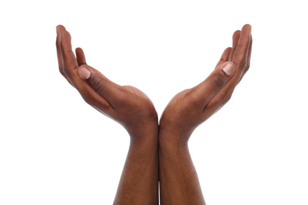 schwarze männliche hände halten in hohlen form, ausschnitt - hohle hände stock-fotos und bilder
