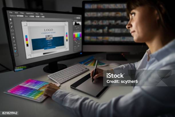 Diseñador Gráfico En El Trabajo Color De Las Muestras Foto de stock y más banco de imágenes de Diseñador gráfico
