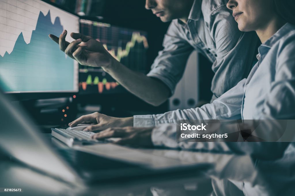 Analisi di grafici e report a scopo di investimento. Trader di lavoro di squadra creativi. - Foto stock royalty-free di Rischio