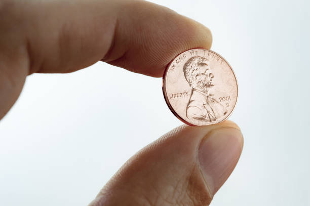 сша пенни крупным планом - penny coin human finger human thumb стоковые фото и изображения