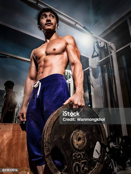 亞洲健美健身喬裝與他的完美的肌肉和身體線條後在家裡杠鈴鍛煉健身 照片檔及更多 一個人 照片 - 一個人, 人, 人的手臂