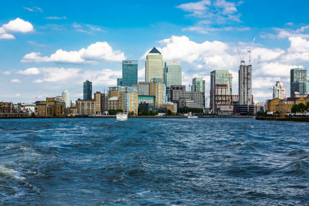 wolkenkratzer in london canary wharf - rat race englische redewendung stock-fotos und bilder