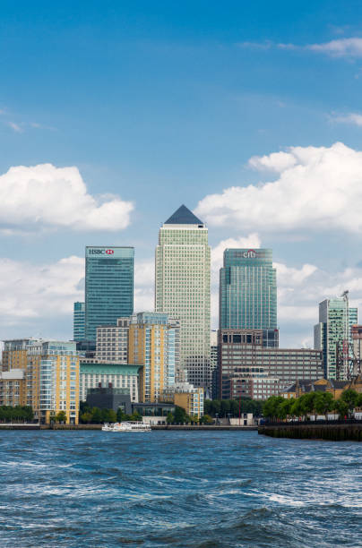 wolkenkratzer in london canary wharf - rat race englische redewendung stock-fotos und bilder