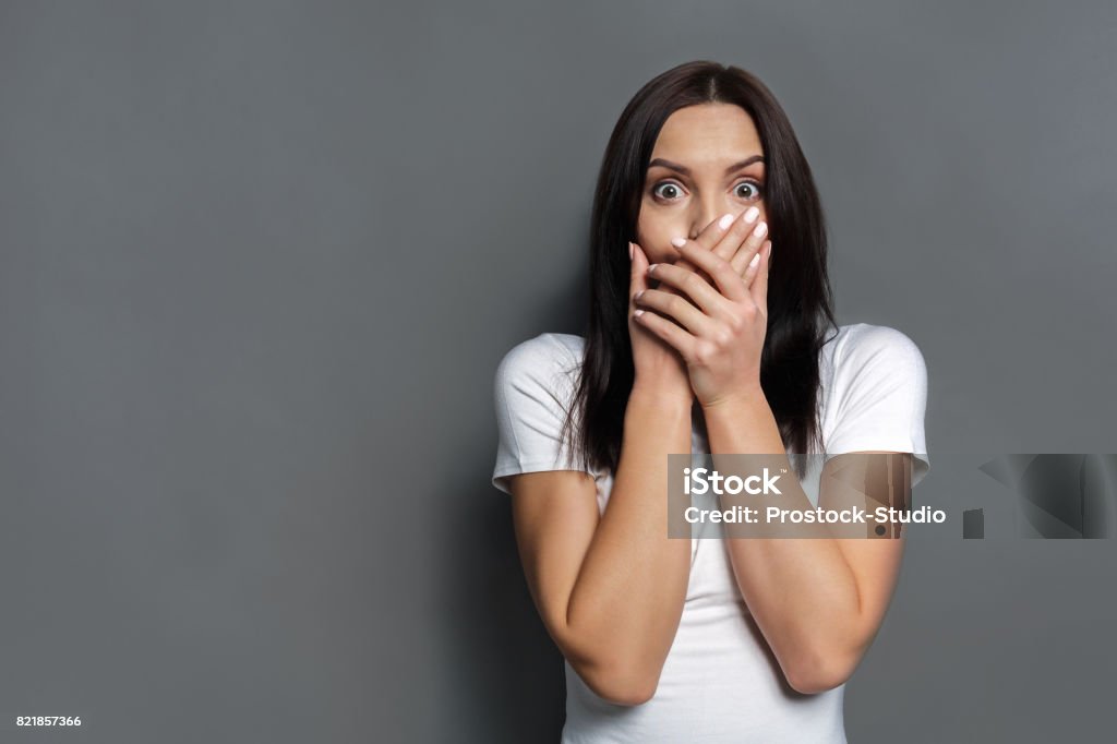 Mulher com medo, cobrindo a boca com as mãos - Foto de stock de Mulheres royalty-free
