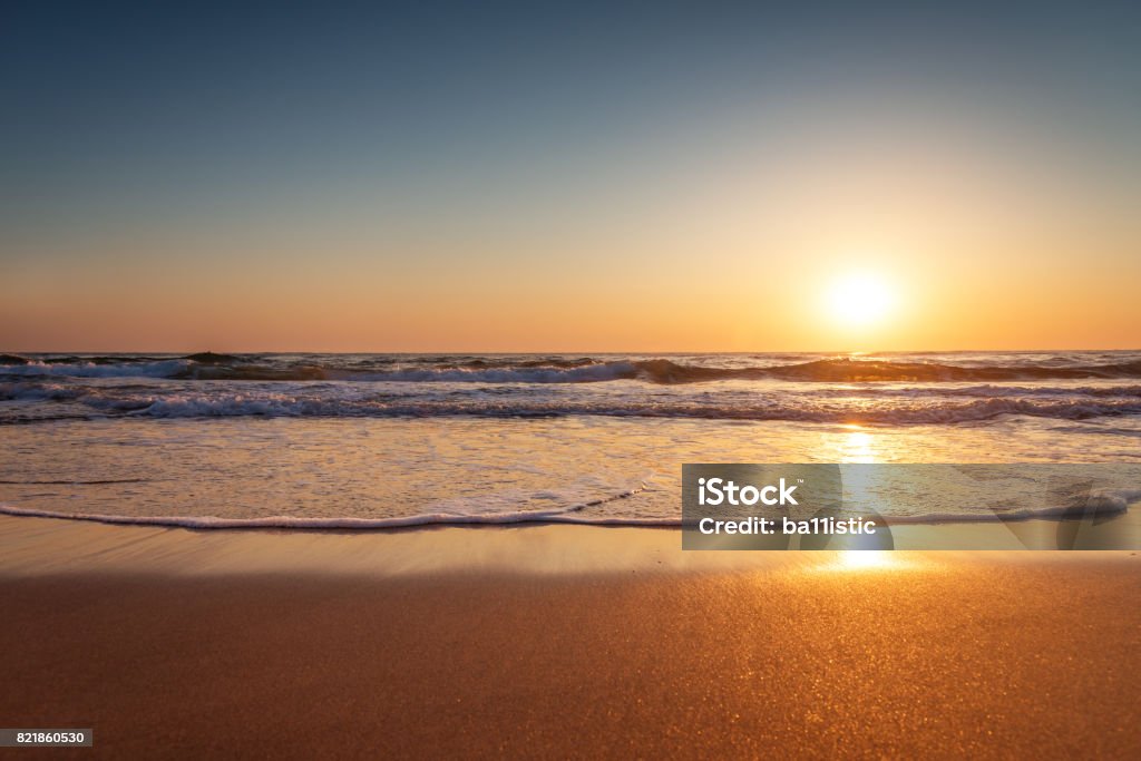 Hermosa puesta de sol sobre el mar - Foto de stock de Playa libre de derechos