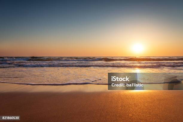 Hermosa Puesta De Sol Sobre El Mar Foto de stock y más banco de imágenes de Playa - Playa, Salida del sol, Sol