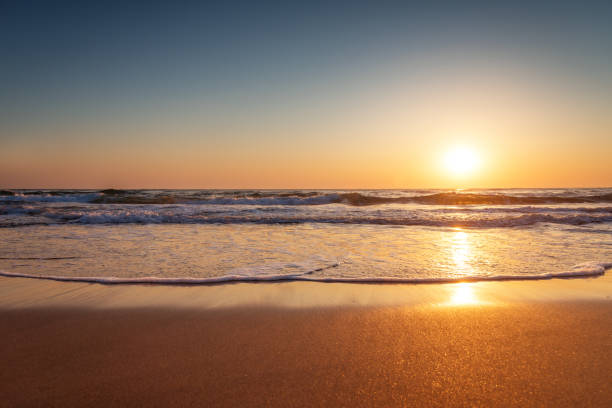 piękny wschód słońca nad morzem - sunshine coast australia zdjęcia i obrazy z banku zdjęć
