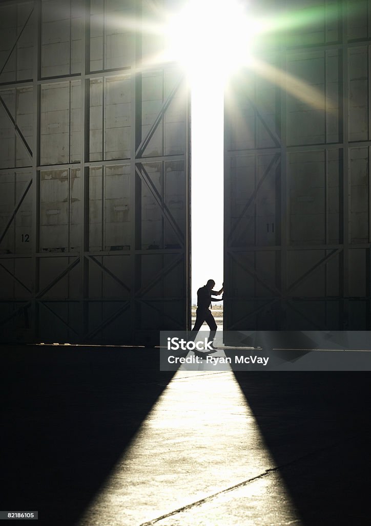 Homem a empurrar uma porta aberta - Royalty-free Porta Foto de stock