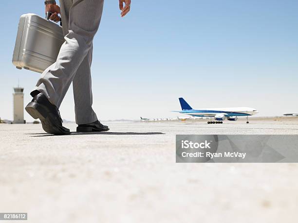 Photo libre de droit de Homme Daffaires Marchant Vers Avion banque d'images et plus d'images libres de droit de Porte-documents - Porte-documents, Avion, Voyage