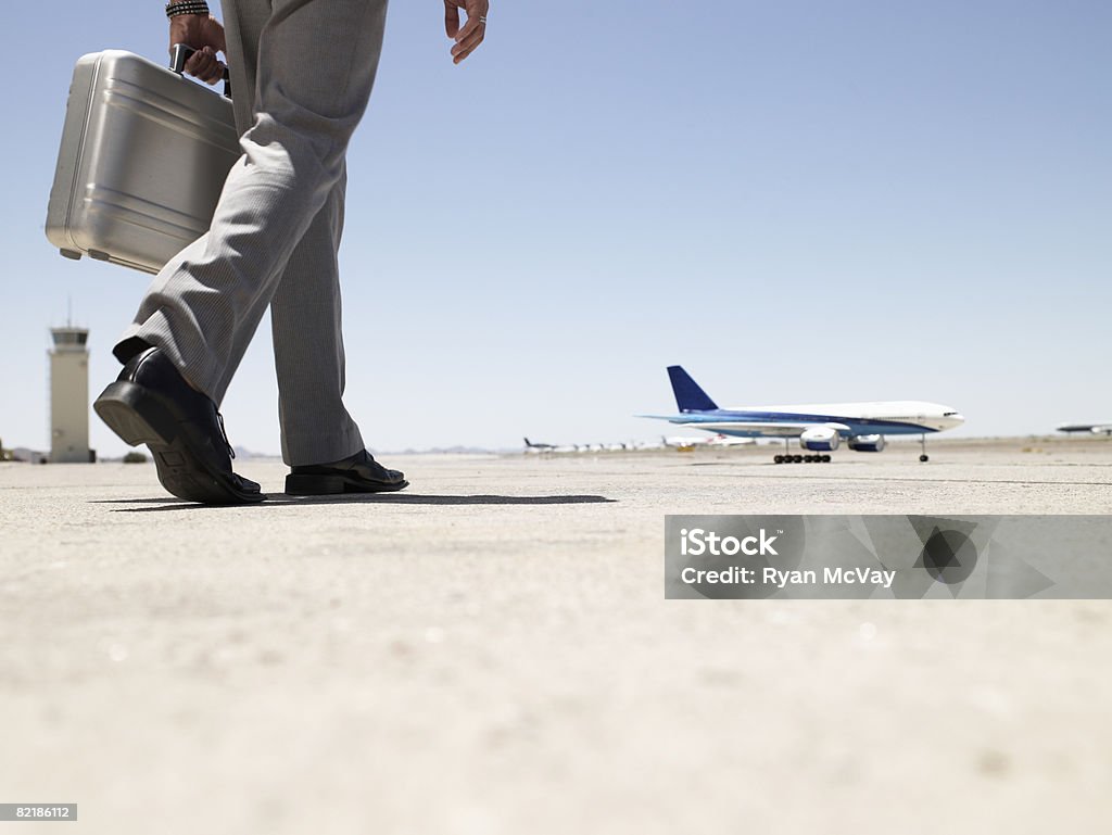 business uomo a piedi in aereo - Foto stock royalty-free di Borsa 24 ore