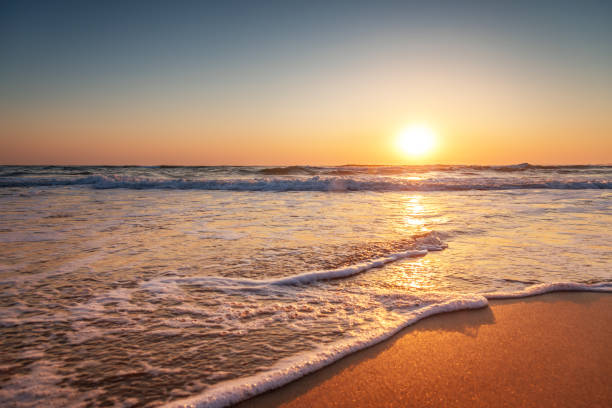 bunte meer strand sonnenaufgang - ostamerika stock-fotos und bilder