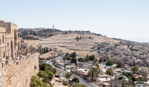 vista do cemitério de jerusalém do monte das oliveiras do portão de estrume no velho reboque em jerusalém, israel - jerusalem judaism david tower - fotografias e filmes do acervo