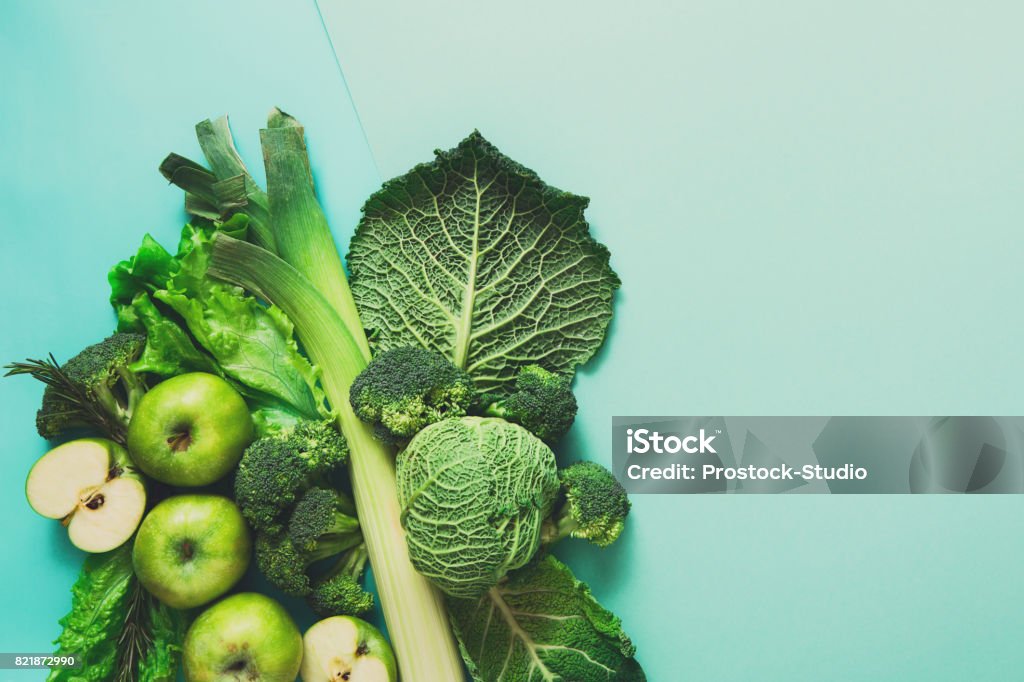 Poser de plat de légumes verts sur fond clair - Photo de Fond libre de droits