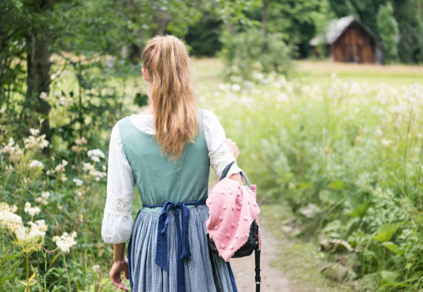 hermosa mujer en vestidos típicos tracht, austria - dirndl traditional clothing austria traditional culture fotografías e imágenes de stock