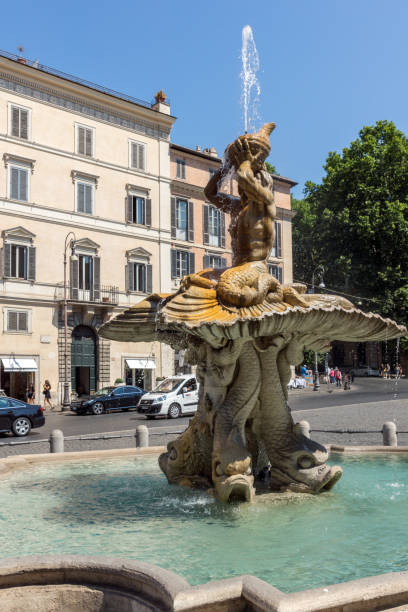удивительный вид на фонтан тритон на площади барберини в риме, италия - palazzo barberini стоковые фото и изображения