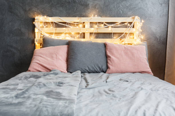 bed with headboard - headboard imagens e fotografias de stock