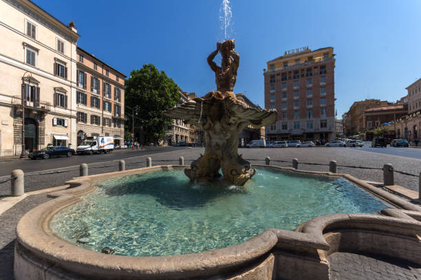 incroyable vue sur la fontaine du triton à piazza barberini à rome (italie) - palazzo barberini photos et images de collection