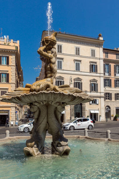 удивительный вид на фонтан тритон на площади барберини в риме, италия - palazzo barberini стоковые фото и изображения