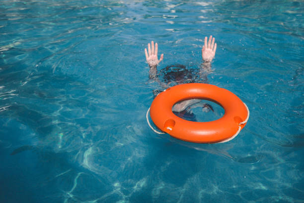 mujer bajo el agua y el aro salvavidas. concepto de rescate de emergencia. - ahogar fotografías e imágenes de stock