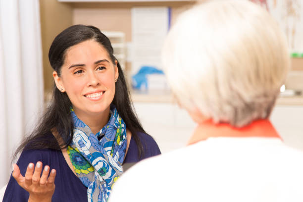 medico, terapista e paziente adulti senior in ufficio, clinica. - mental health professional senior adult social services mental health foto e immagini stock