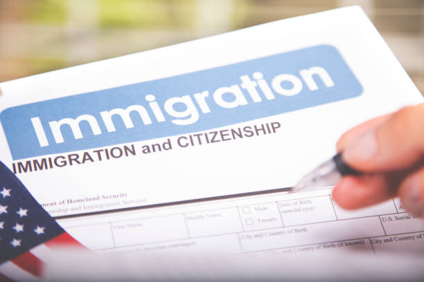 persona llenando de inmigración americana, formas de ciudadanía. bandera de estados unidos. - department of homeland security fotografías e imágenes de stock