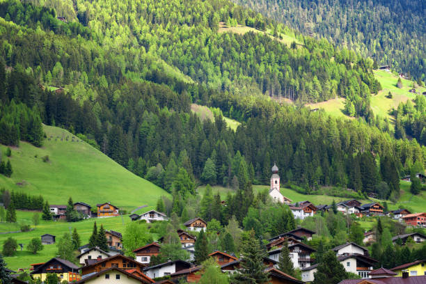 wiejski krajobraz alpejski z domami i domkami w parku narodowym hohe tauern, austria, europa. czas letni. - lake mountain north tirol austria zdjęcia i obrazy z banku zdjęć