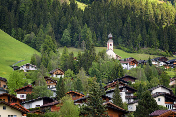 wiejski krajobraz alpejski z domami i domkami w parku narodowym hohe tauern, austria, europa. czas letni. - lake mountain north tirol austria zdjęcia i obrazy z banku zdjęć