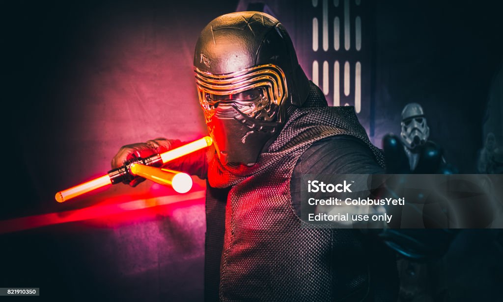 Cosplay como Kylo Ren de Star Wars - Foto de stock de Guerra nas Estrelas - Trabalho conhecido royalty-free