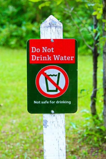 un segno di acqua da non bere con uno sfondo verde - treated water foto e immagini stock